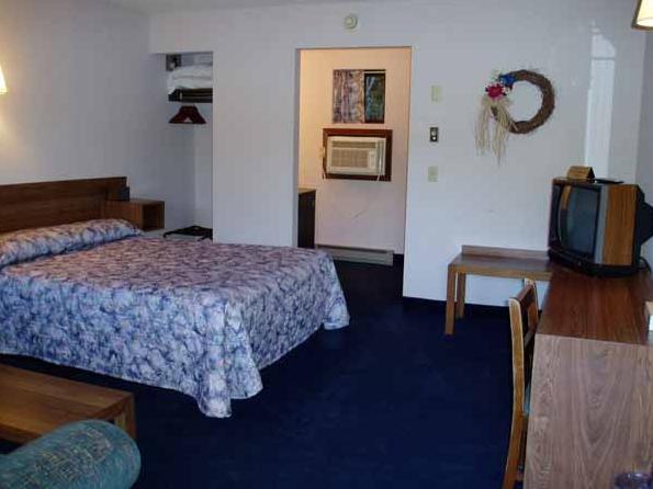 Tall Pines Motel Lake George Room photo